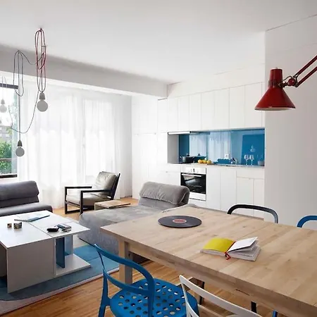 With Free Parking And Balcony 아파트